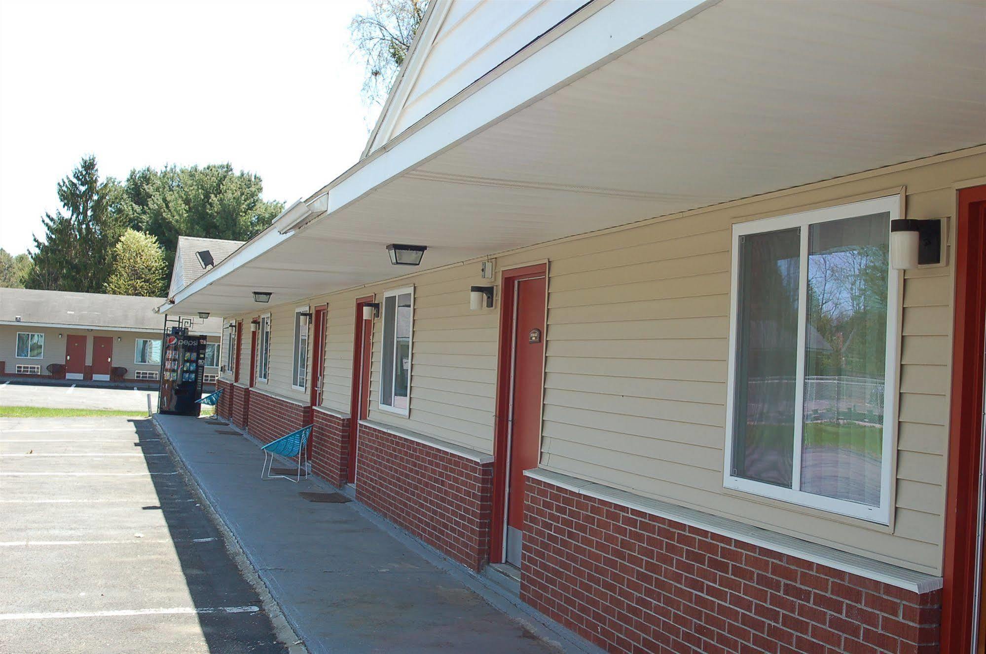 Blue Sky Inn Glens Falls-Saratoga-Lake George Екстер'єр фото