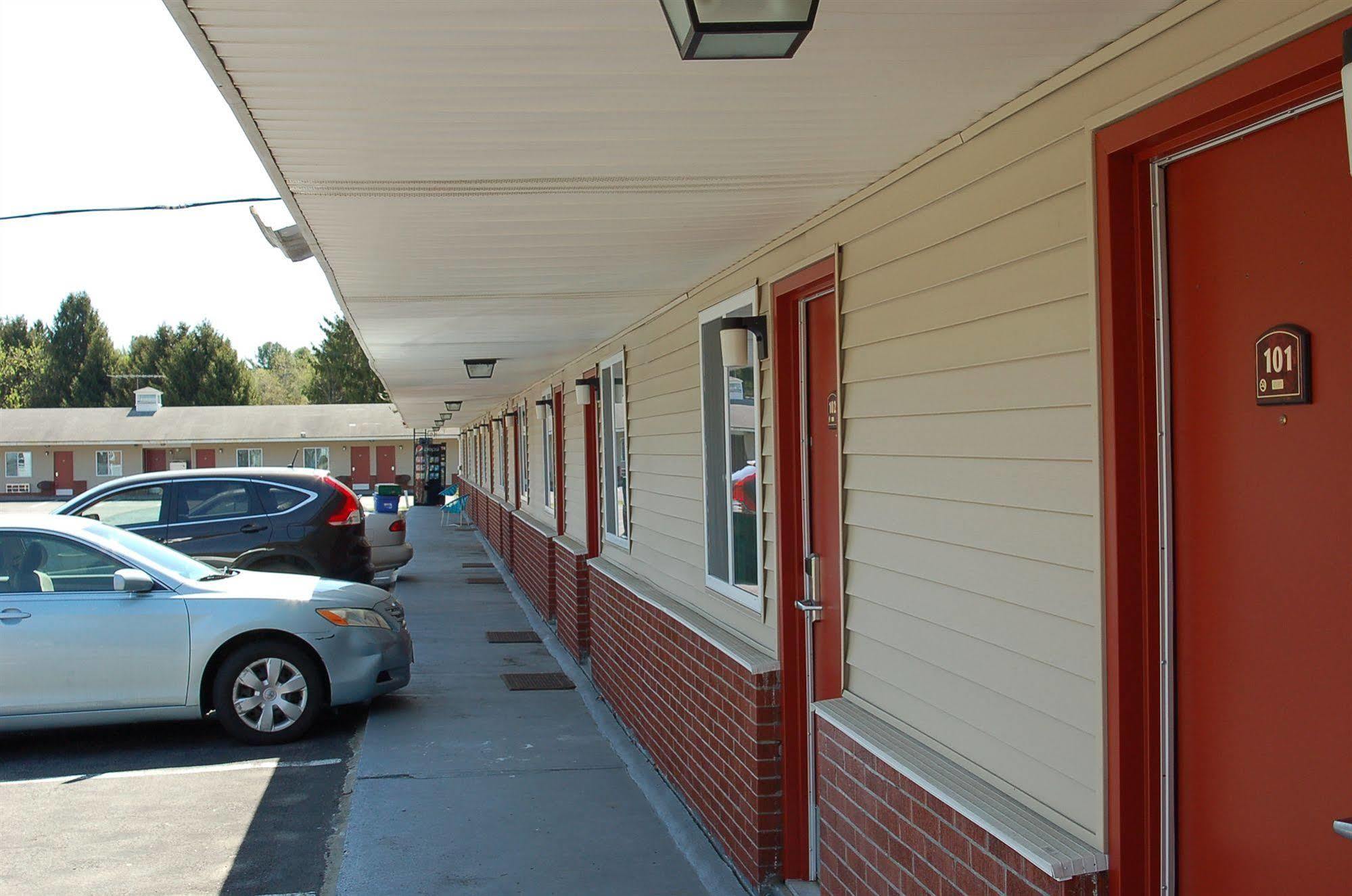 Blue Sky Inn Glens Falls-Saratoga-Lake George Екстер'єр фото