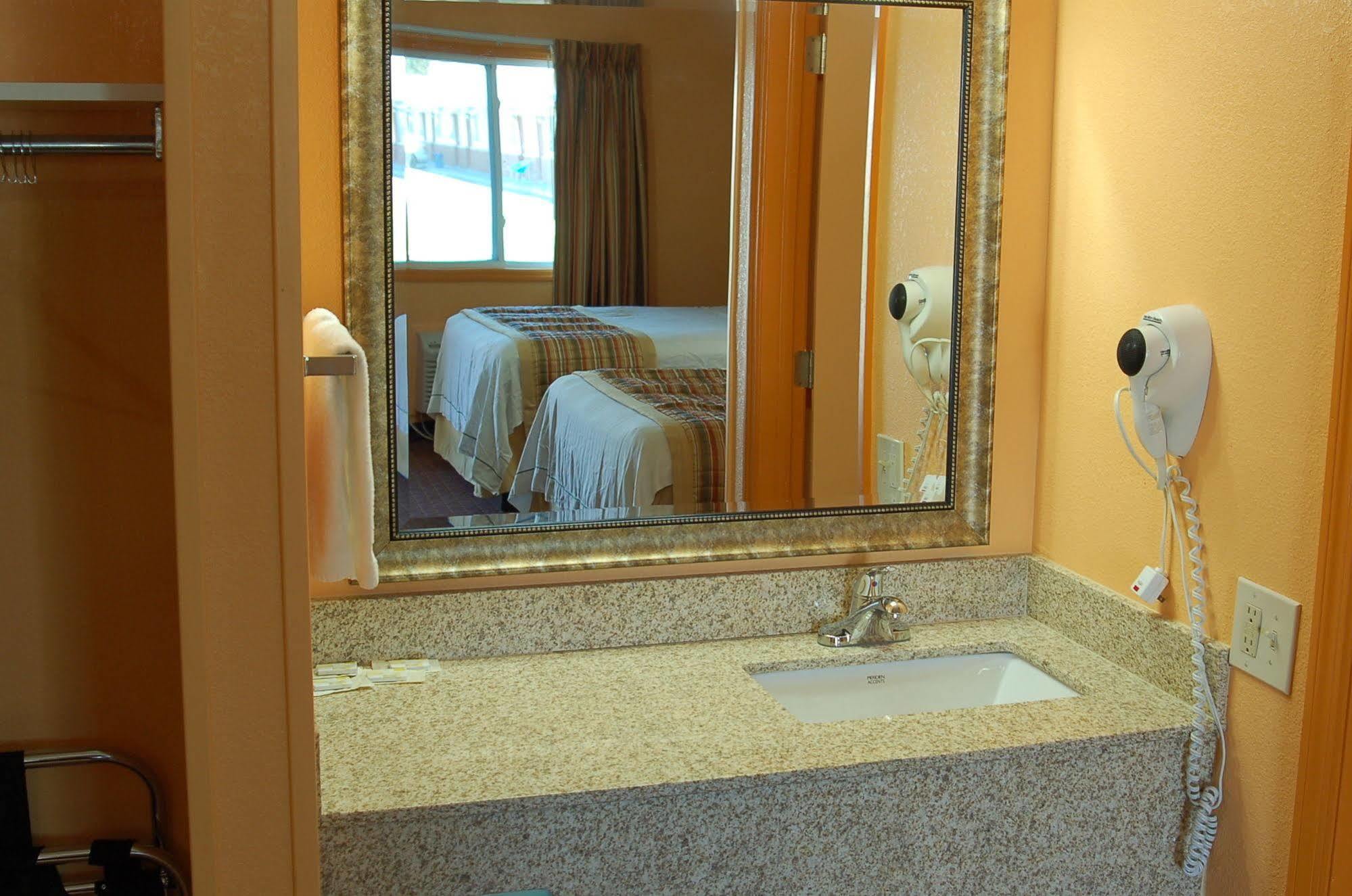 Blue Sky Inn Glens Falls-Saratoga-Lake George Екстер'єр фото